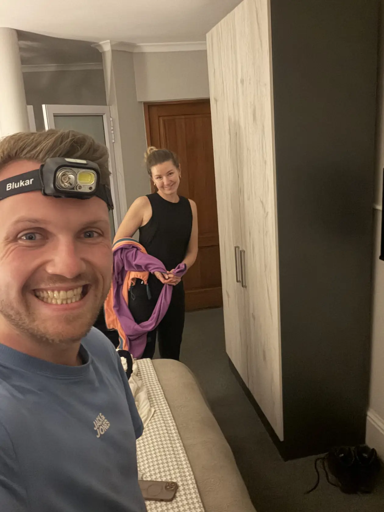 Max mit Stirnlampe und Rebecca stehen abends im Zimmer der Villa Tuscana