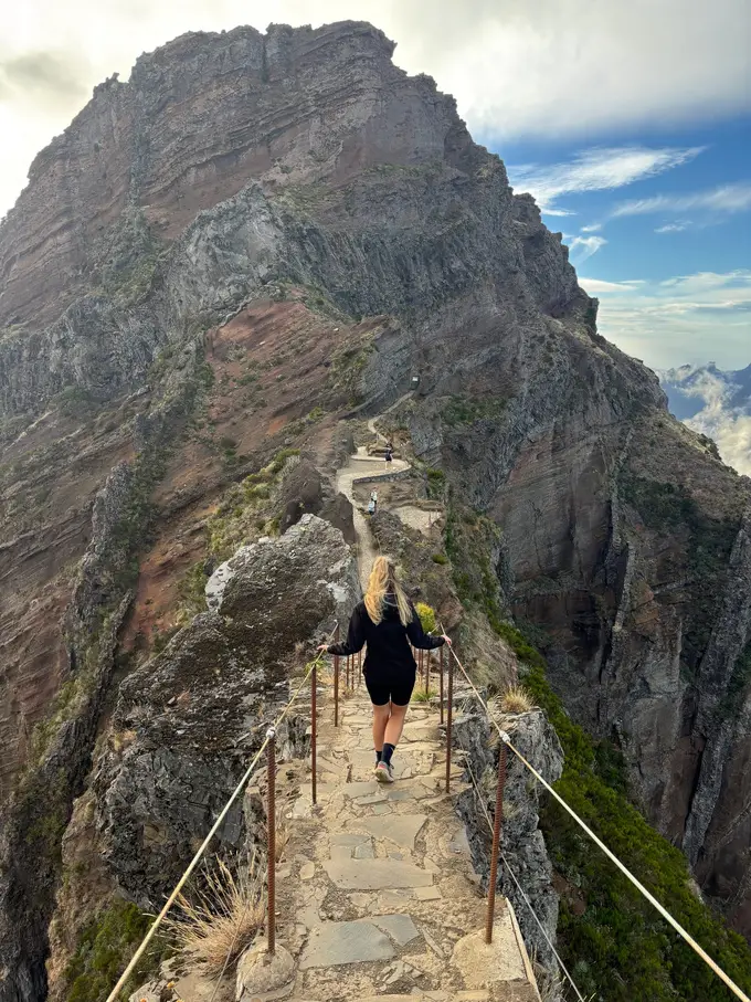 Rebecca steigt am Nachmittag eine steinerne Treppe zu einer Felsspitze hinauf