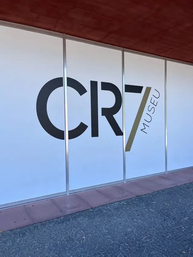 Schriftzug „CR7 MUSEU“ an einer Glasfassade