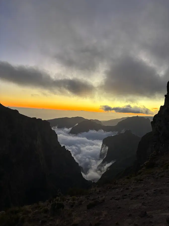 Wolken strömen in der Dämmerung durch eine enge Schlucht, der Himmel ist fast dunkel