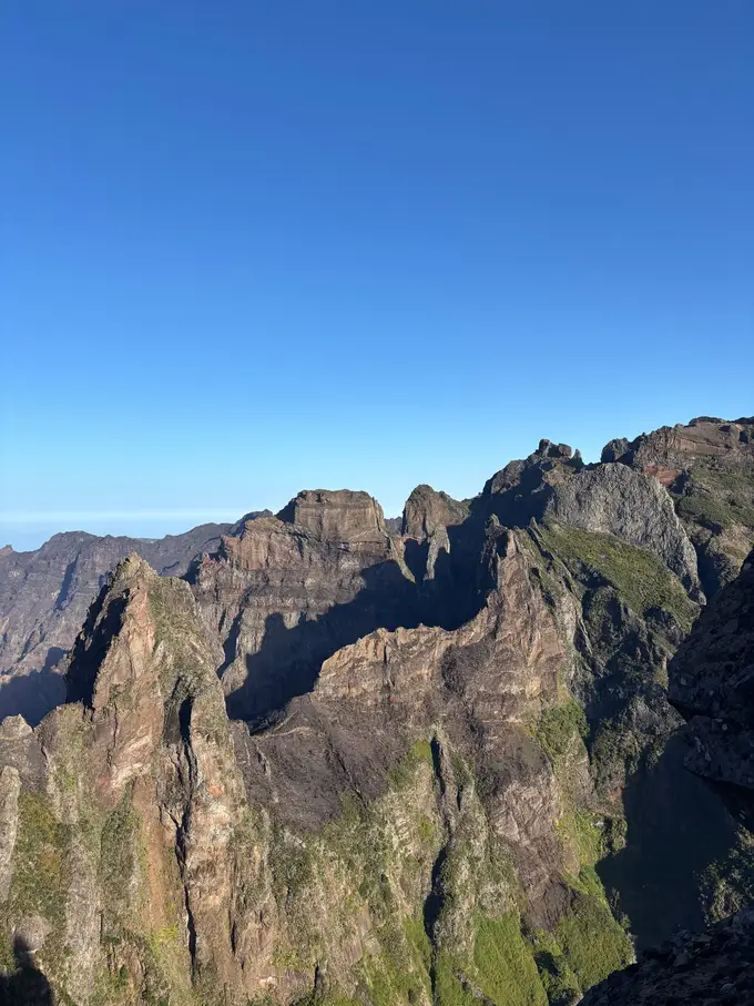Schroffer, zerklüfteter Gratrücken unter blauem Himmel