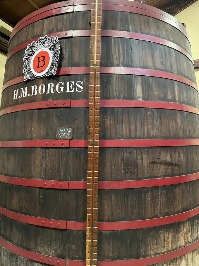 Großes Holzfass mit der Aufschrift „H.M. Borges“