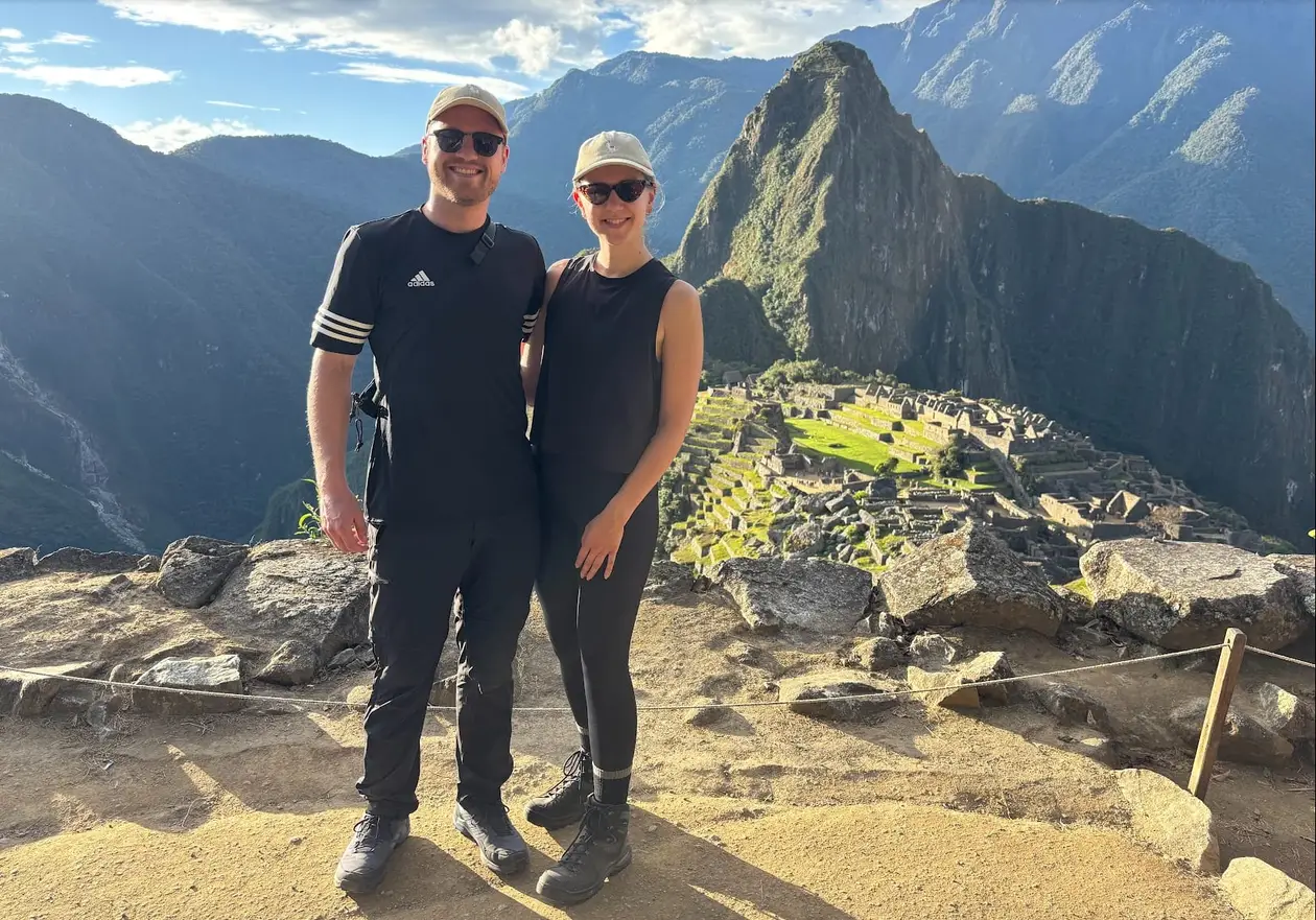 Max und Rebecca stehen am Aussichtspunkt oberhalb von Machu Picchu, dahinter die Ruinenstadt und der Huayna Picchu