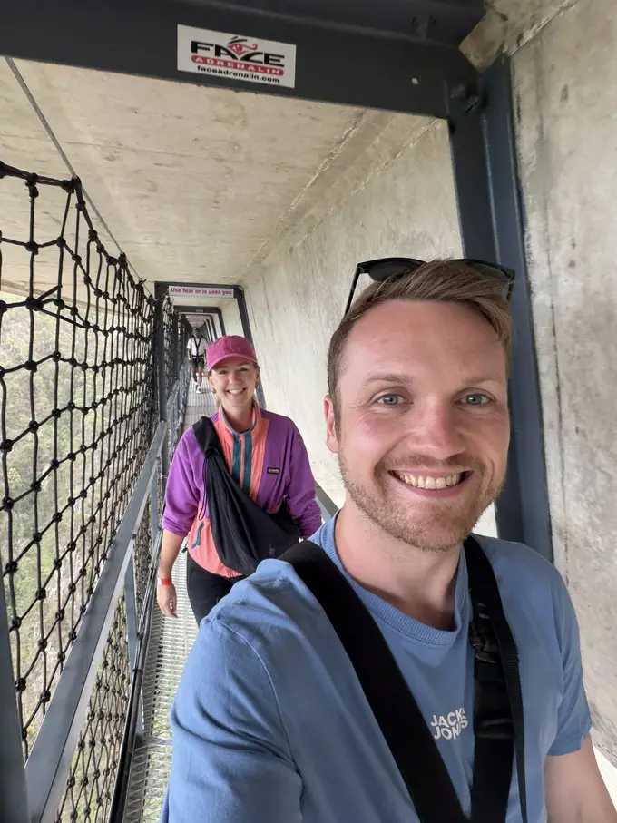 Max und Rebecca lächeln nebeneinander auf dem Steg mitten auf der Bloukrans Bridge