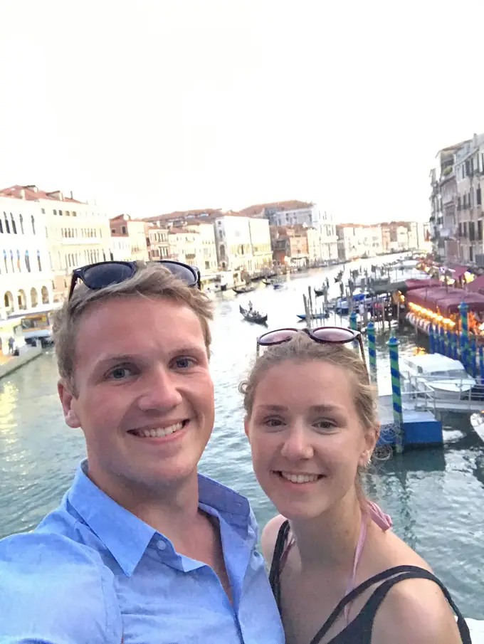 Selfie von Max und Rebecca über dem Canal Grande mit Gondeln und Palästen