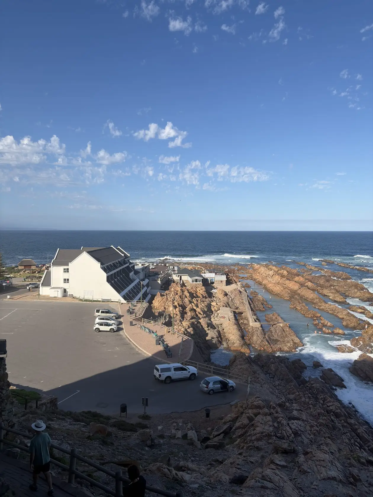 Blick von der Klippe auf die Küste bei Mossel Bay mit Felsen und Meer