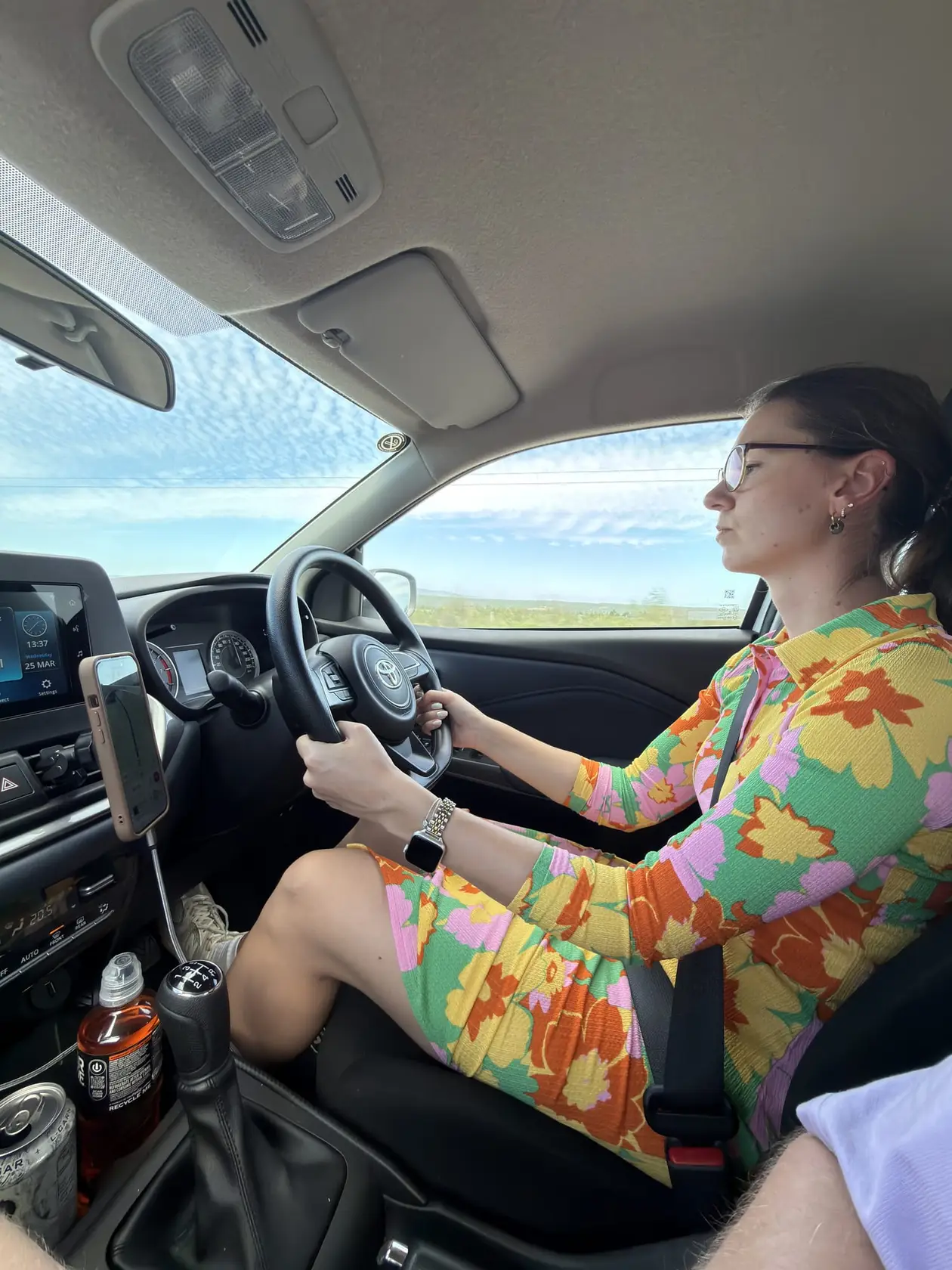Rebecca sitzt konzentriert am Steuer des Mietwagens auf der Fahrt nach De Hoop