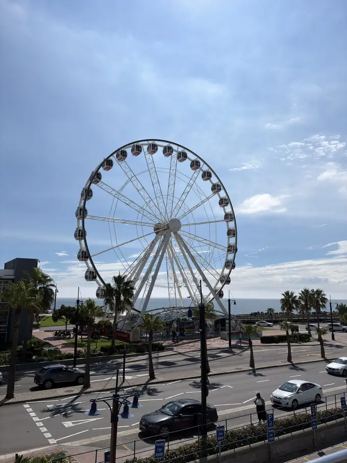 Das große weiße Riesenrad an der V&A Waterfront vor bewölktem Himmel