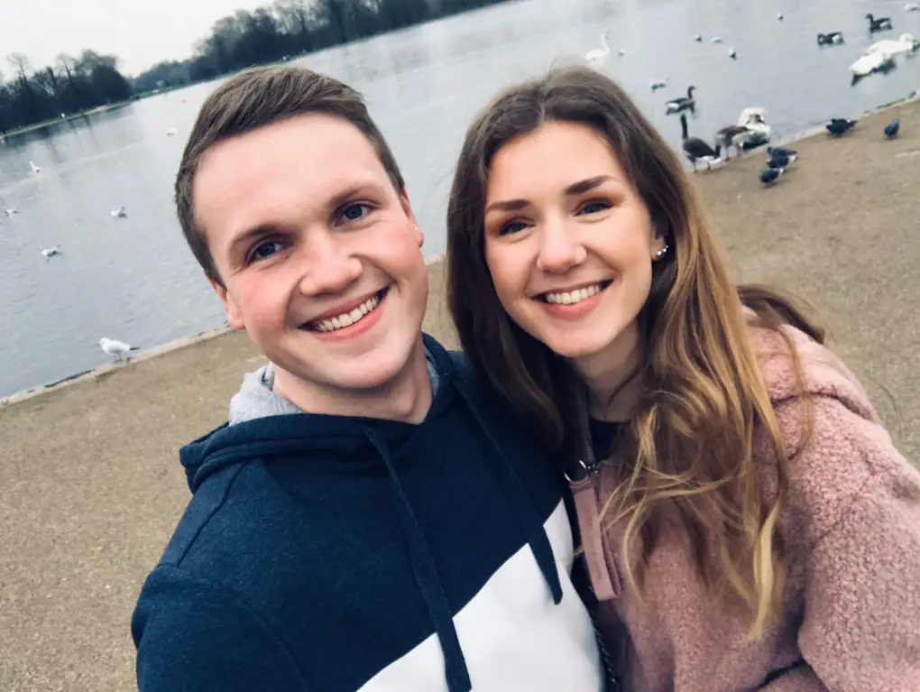 Max und Rebecca am Ufer des Round Pond, auf dem Wasser und am Ufer Schwäne, Gänse und Möwen