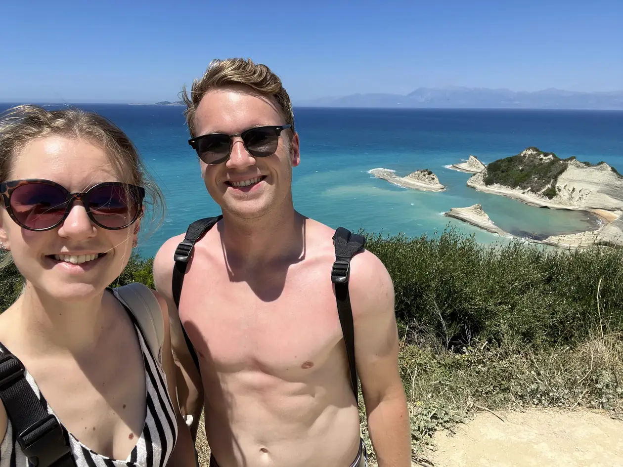Selfie von Rebecca und Max, hinter ihnen die weißen Felsen des Kaps im Meer
