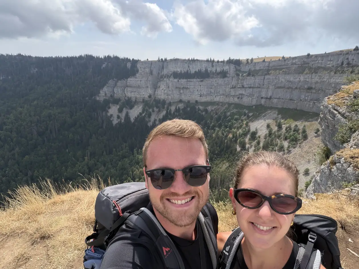 Selfie von Max und Rebecca an der Kante, hinter ihnen der Felskessel mit seinen Kalkwänden und Wald