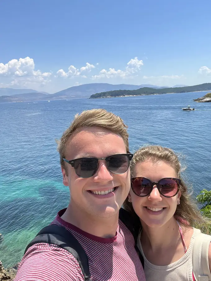 Selfie von Max und Rebecca über dem Meer, dahinter Wasser und die Berge des Festlands