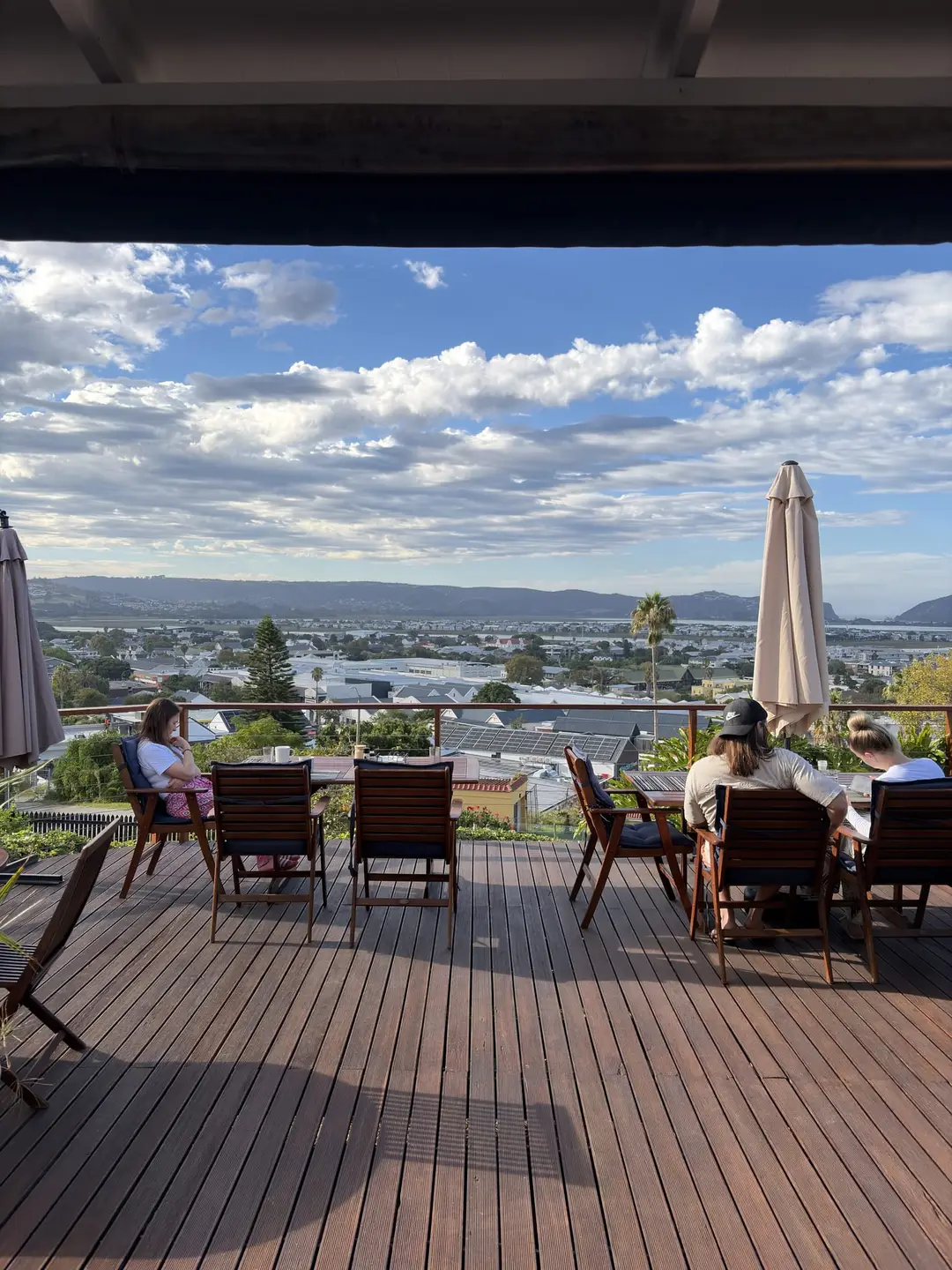 Holzterrasse mit Sitzgruppe und Blick über Knysna bis zur Lagune