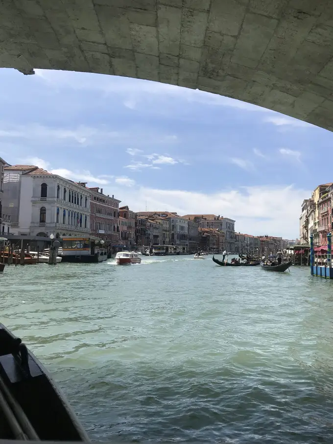 Blick unter einem Brückenbogen hindurch auf den Canal Grande mit Booten