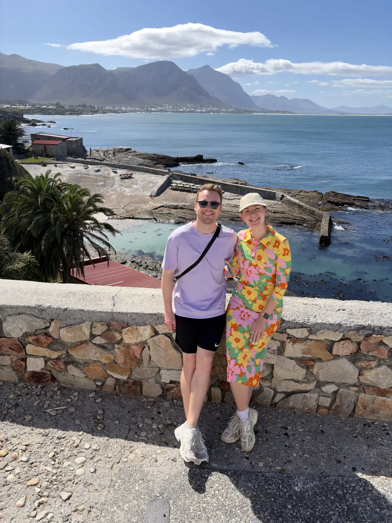Max und Rebecca stehen vor der Bucht von Hermanus mit Blick auf die Walker Bay